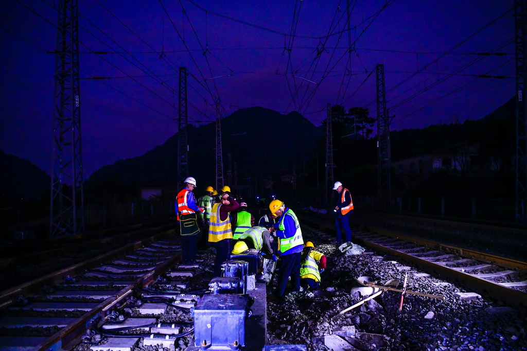 3月30日晚，工人在贵州瓮马铁路南北延伸线绿荫湖站改造工程现场施工。