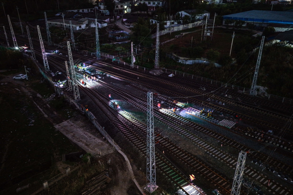 3月30日晚，工人在贵州瓮马铁路南北延伸线绿荫湖站改造工程现场施工（无人机照片）。