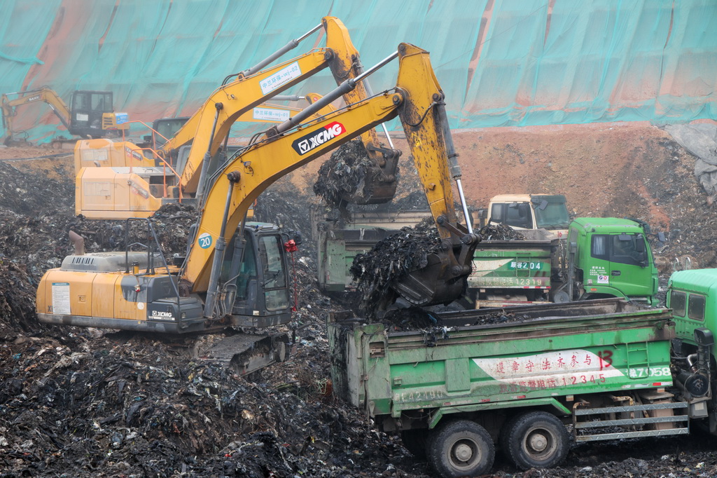 施工人员操作机械设备在玉龙垃圾填埋场环境修复工程现场进行开挖作业（1月30日摄）。新华社记者 梁旭 摄