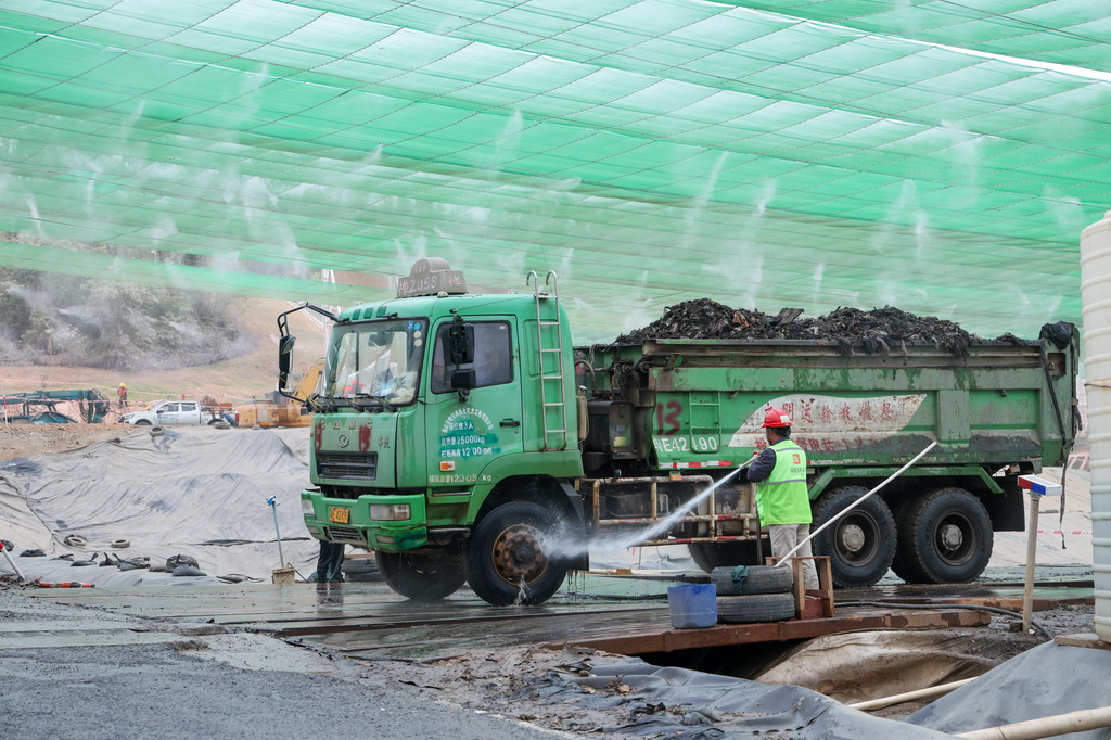 在玉龙垃圾填埋场环境修复工程现场，挖掘出来的垃圾被运走进行筛分（1月30日摄）。新华社记者 梁旭 摄