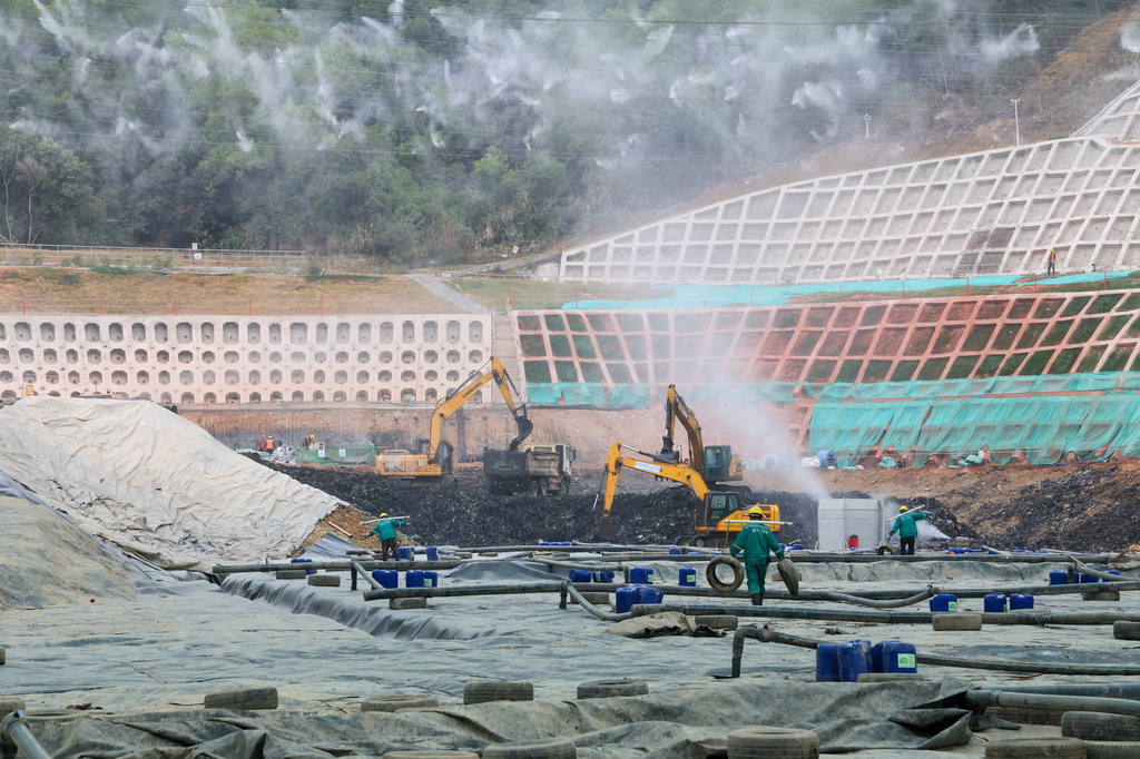 在玉龙垃圾填埋场环境修复工程现场，地表防渗膜与导排管网，有效收集处理渗滤液（1月30日摄）。新华社记者 梁旭 摄