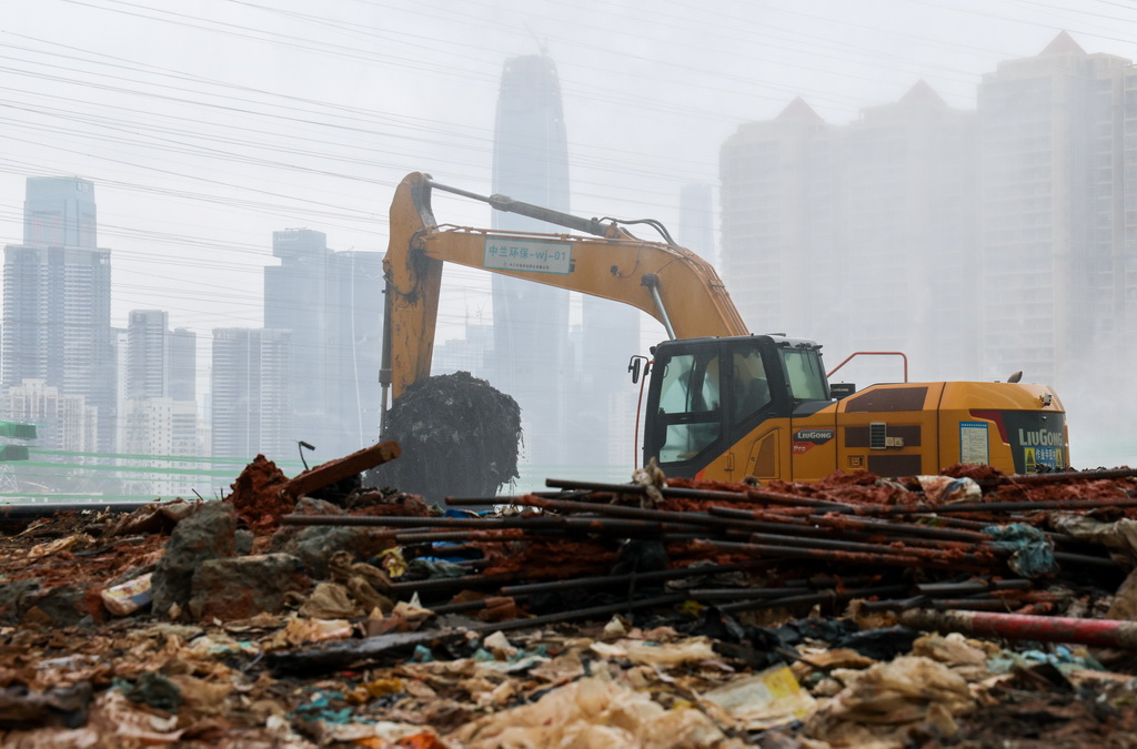 这是玉龙垃圾填埋场环境修复工程施工现场，远处是正在建设中的清水河数字新城（1月30日摄）。新华社记者 梁旭 摄