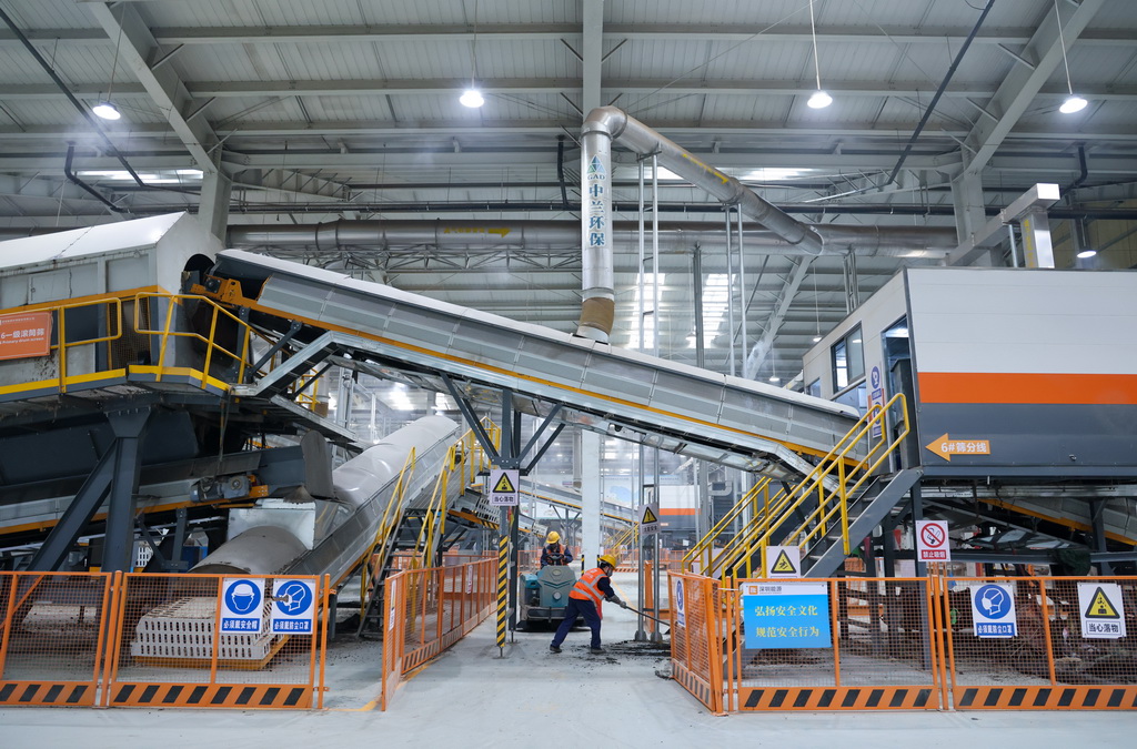 在玉龙垃圾填埋场环境修复工程筛分车间，智能筛分设备将垃圾分离为腐殖土、轻质物和无机骨料，腐殖土无害化后用于绿化，无机骨料制砖，轻质物转运焚烧发电（1月30日摄）。新华社记者 梁旭 摄