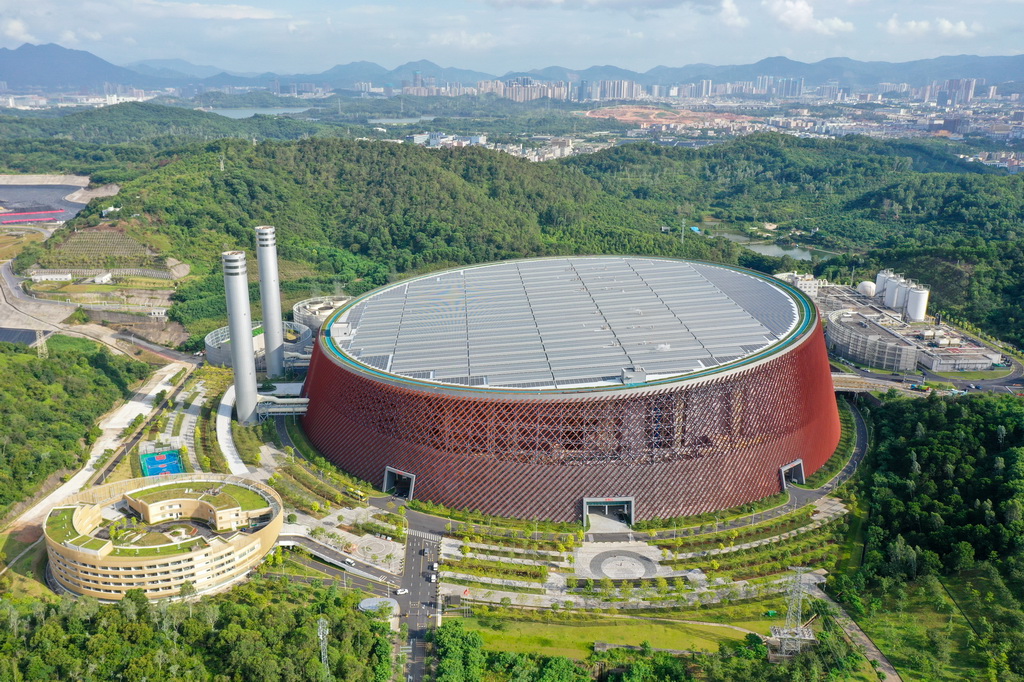 这是深圳龙岗能源生态园，从玉龙垃圾填埋场挖掘、筛分后的轻质物将被转运到这里焚烧发电（无人机照片，2023年8月8日摄）。新华社记者 梁旭 摄