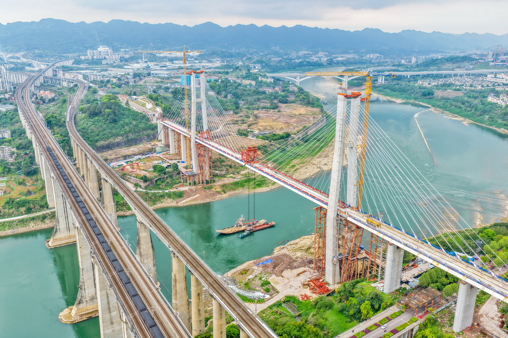 这是3月30日拍摄的成渝中线高铁井口嘉陵江特大桥建设现场（无人机照片）。