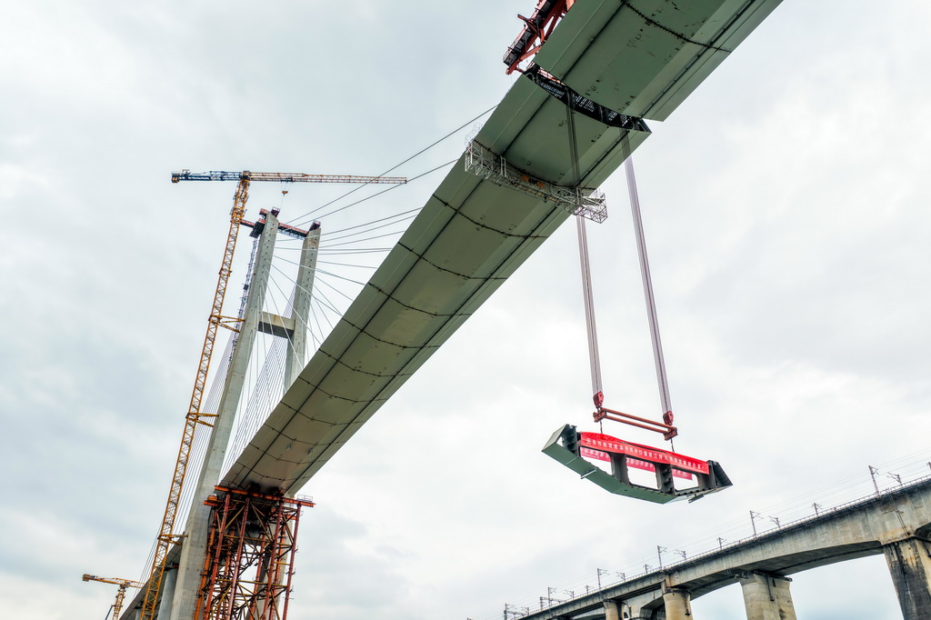 这是3月30日拍摄的成渝中线高铁井口嘉陵江特大桥建设现场（无人机照片）。