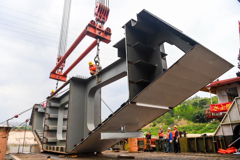 3月30日，工人在成渝中线高铁井口嘉陵江特大桥建设现场施工作业。