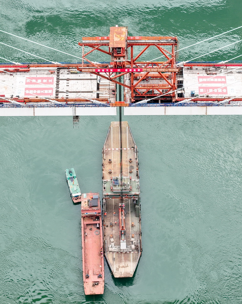 这是3月30日拍摄的成渝中线高铁井口嘉陵江特大桥建设现场（无人机照片）。