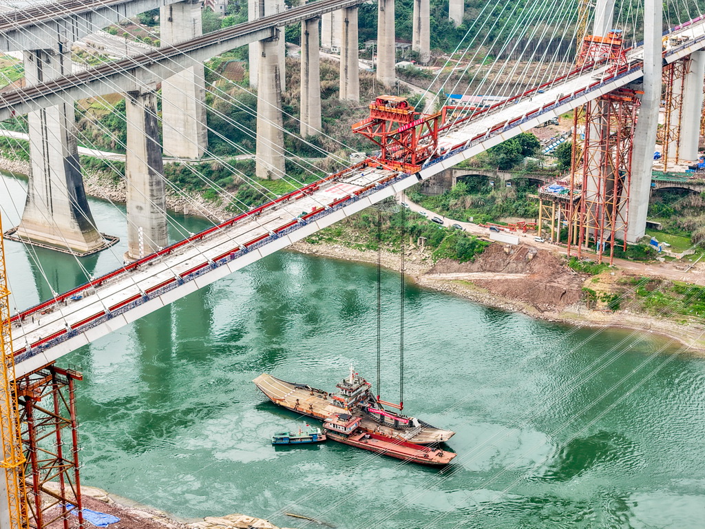 这是3月30日拍摄的成渝中线高铁井口嘉陵江特大桥建设现场（无人机照片）。