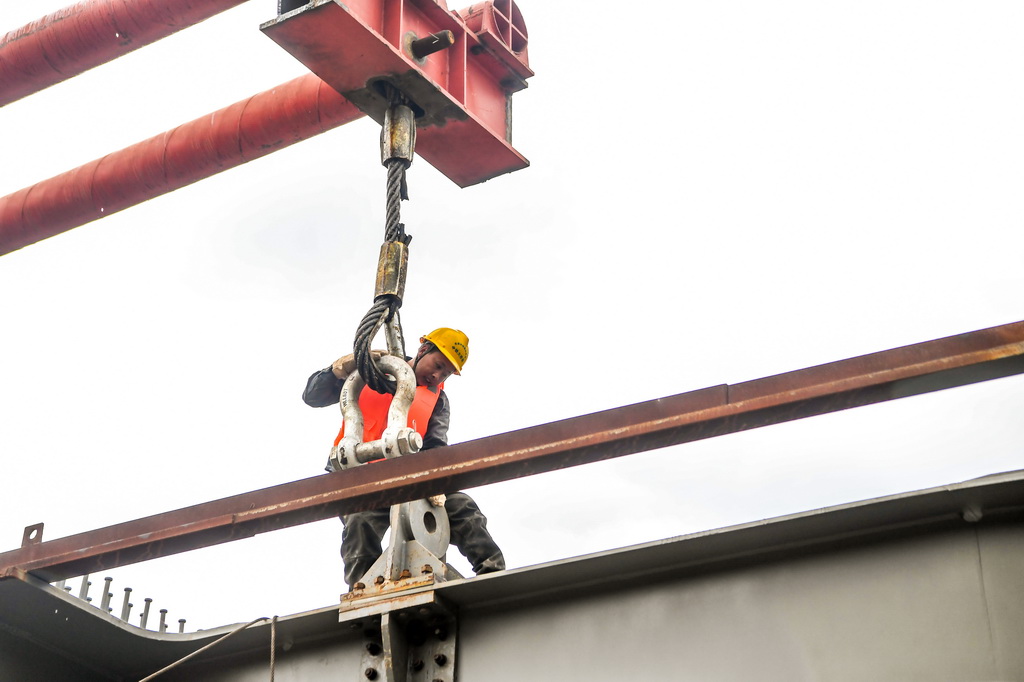 3月30日，工人在成渝中线高铁井口嘉陵江特大桥建设现场施工作业。