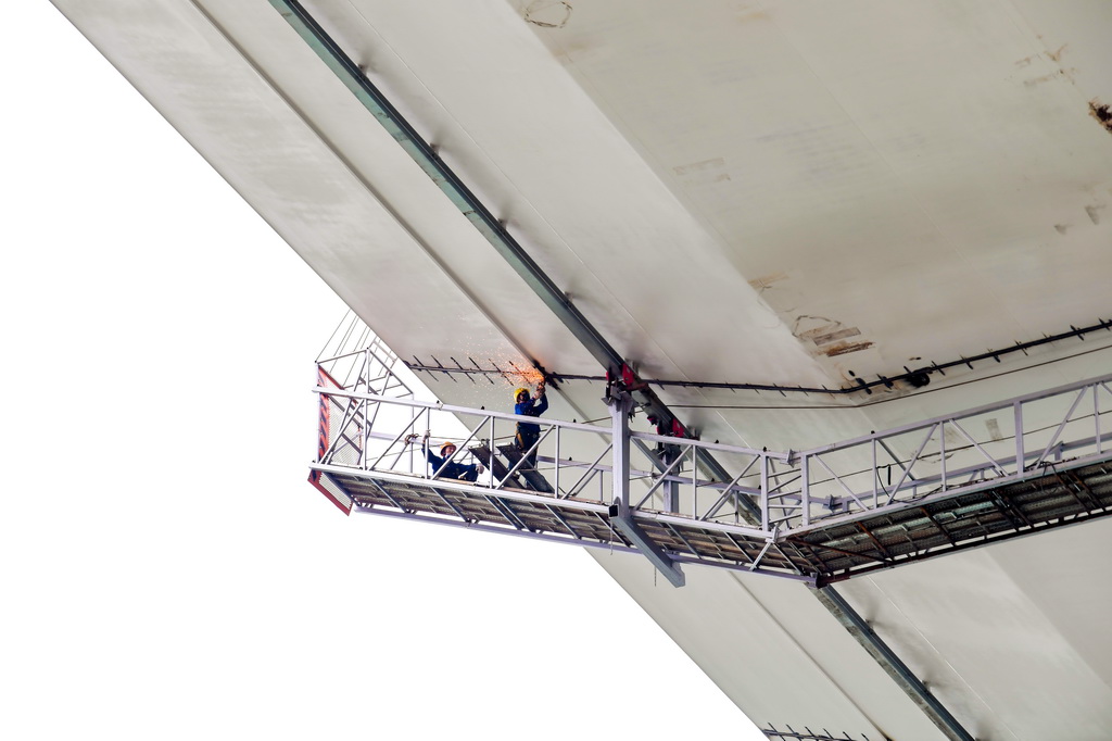 3月30日，工人在成渝中线高铁井口嘉陵江特大桥建设现场施工作业。