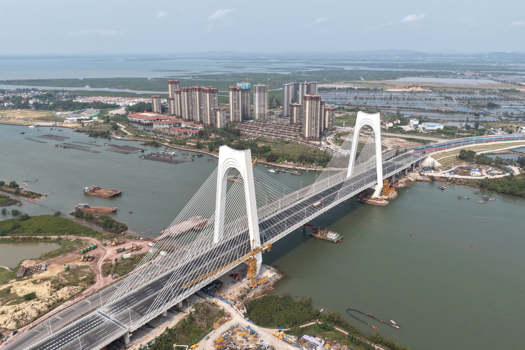 这是3月31日拍摄的建成通车的平陆运河沙井钦江大桥(无人机照片)。