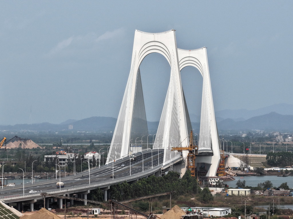这是3月31日拍摄的建成通车的平陆运河沙井钦江大桥(无人机照片)。