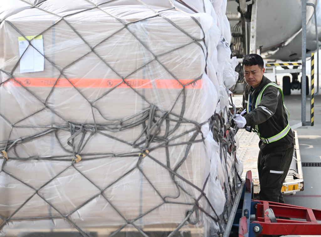 3月31日，工作人员在郑州新郑国际机场为一架卢森堡货航货机卸货。