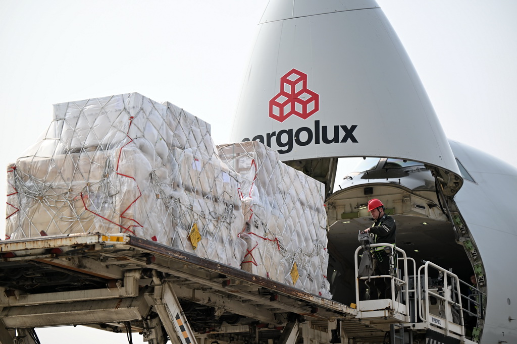 3月31日，工作人员在郑州新郑国际机场为一架卢森堡货航货机卸货。