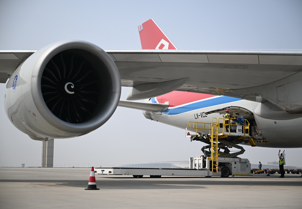 3月31日，工作人员在郑州新郑国际机场为一架卢森堡货航货机装货。