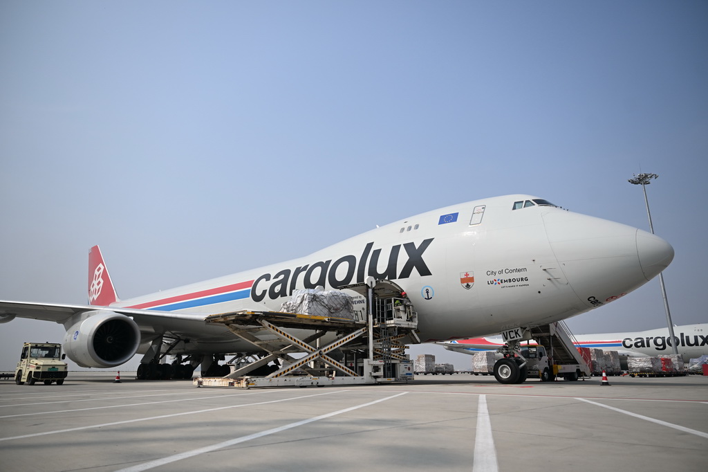 3月31日，工作人员在郑州新郑国际机场为一架卢森堡货航货机装货。