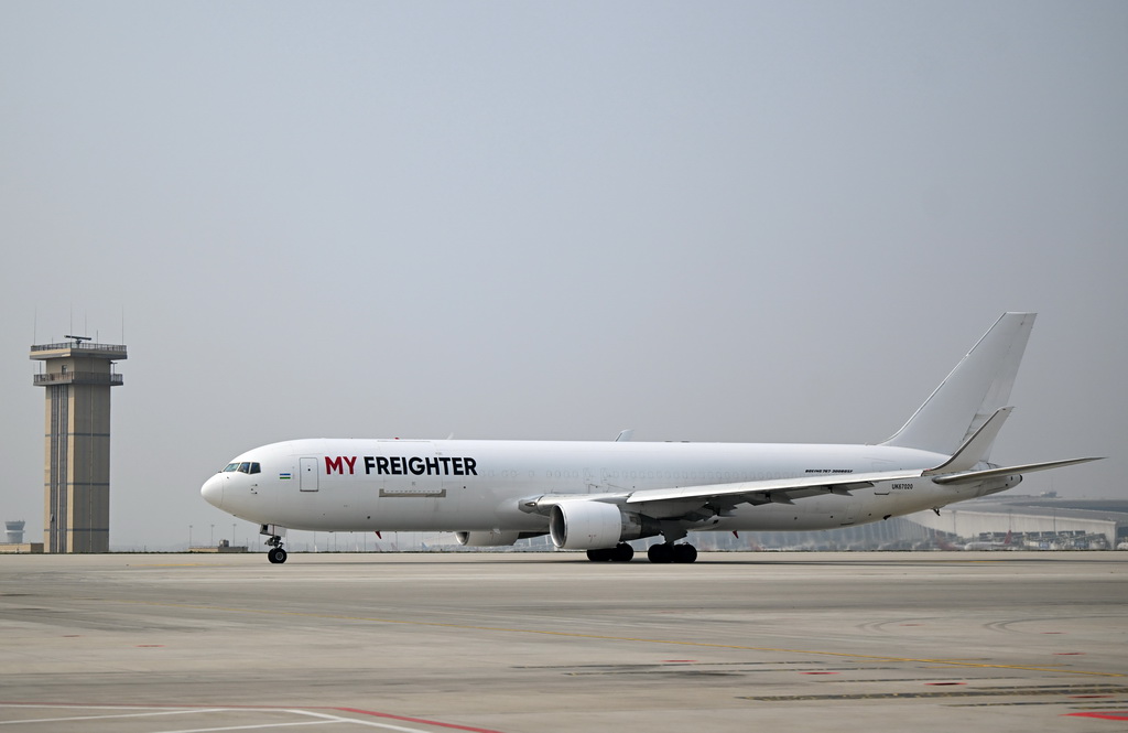 3月31日，一架货机在郑州新郑国际机场滑行。