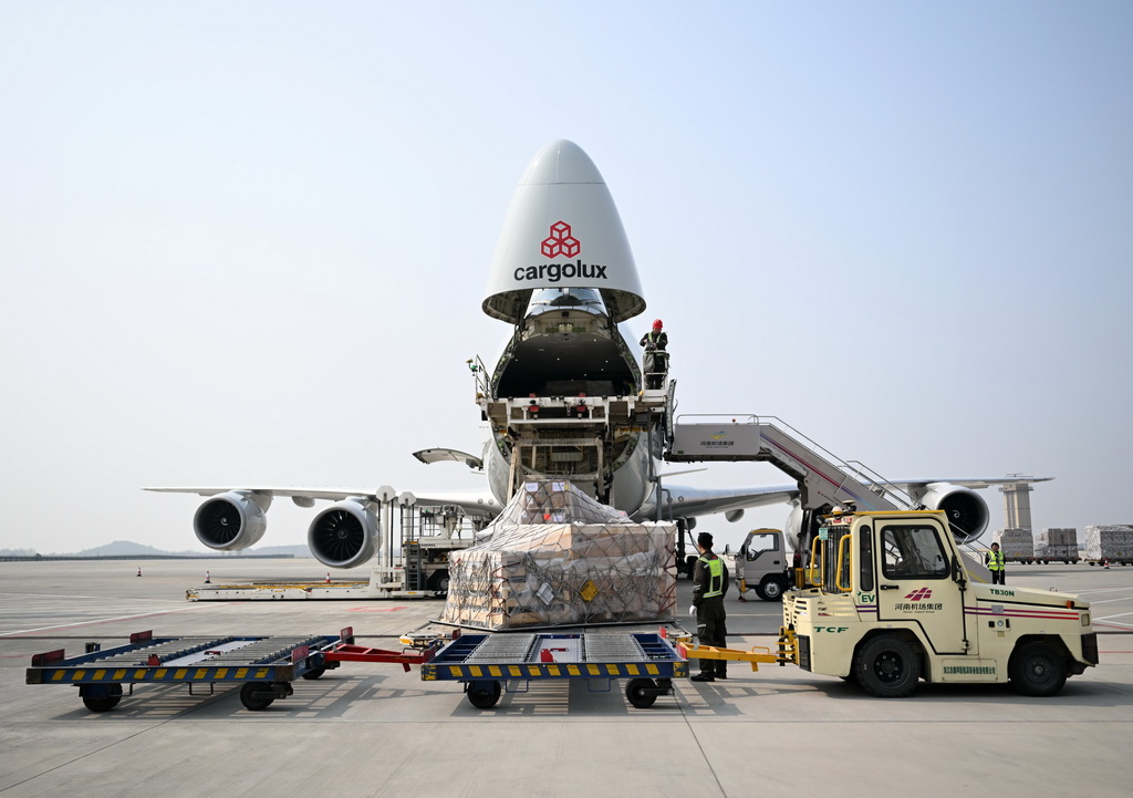 3月31日，工作人员在郑州新郑国际机场为一架卢森堡货航货机卸货。