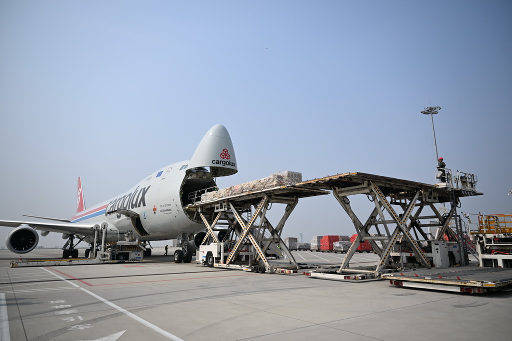 3月31日，工作人员在郑州新郑国际机场为一架卢森堡货航货机卸货。