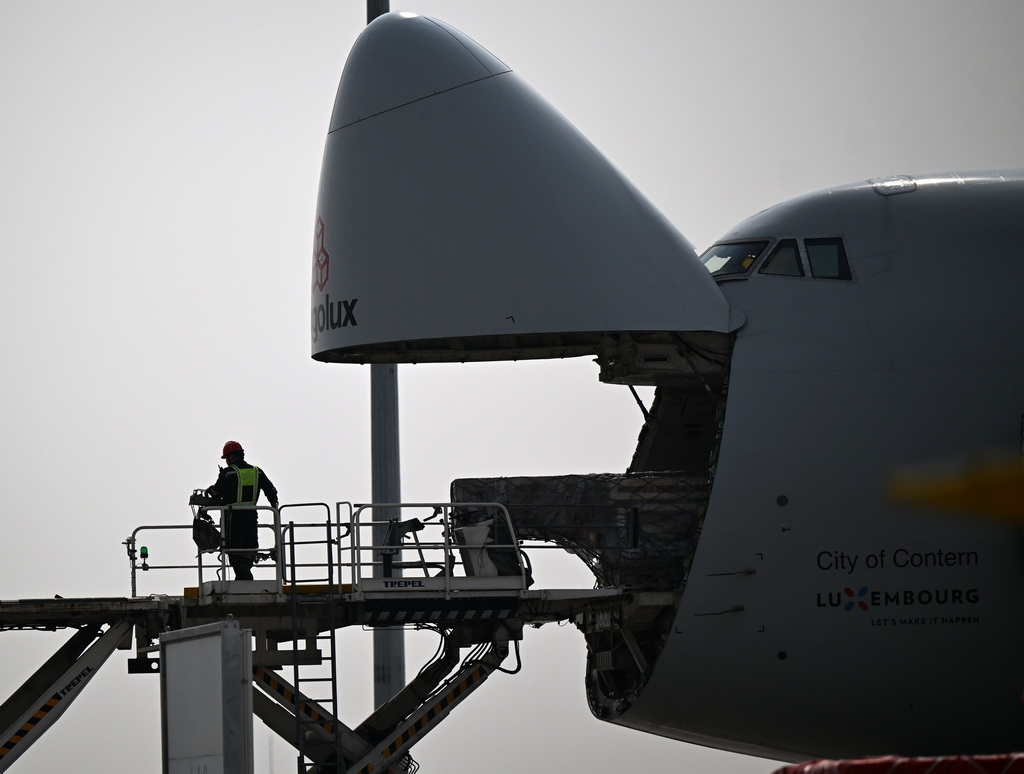 3月31日，工作人员在郑州新郑国际机场为一架卢森堡货航货机卸货。