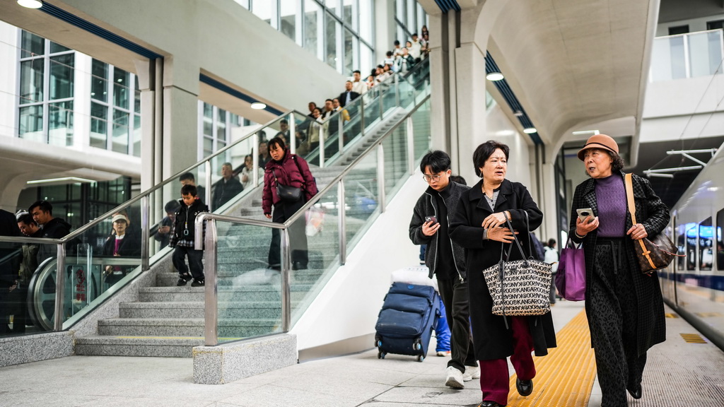 4月1日,旅客在六盘水火车站南站房进站乘车。