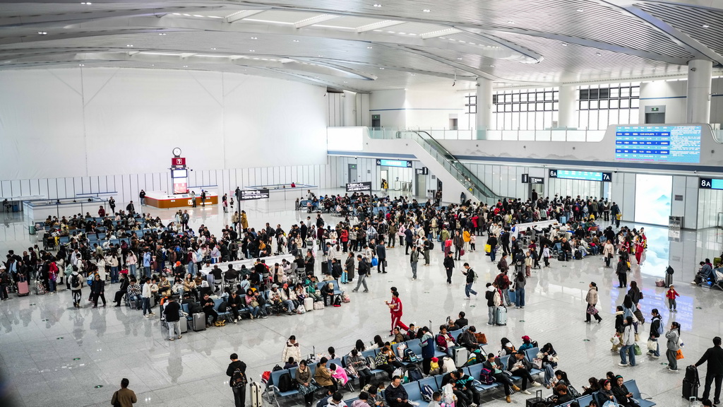 4月1日,旅客在六盘水火车站南站房候车大厅候车。