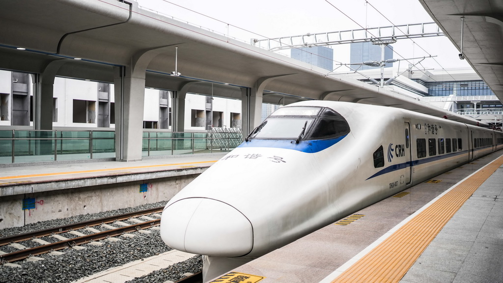 4月1日,列车从六盘水火车站南站房新建站台驶出。