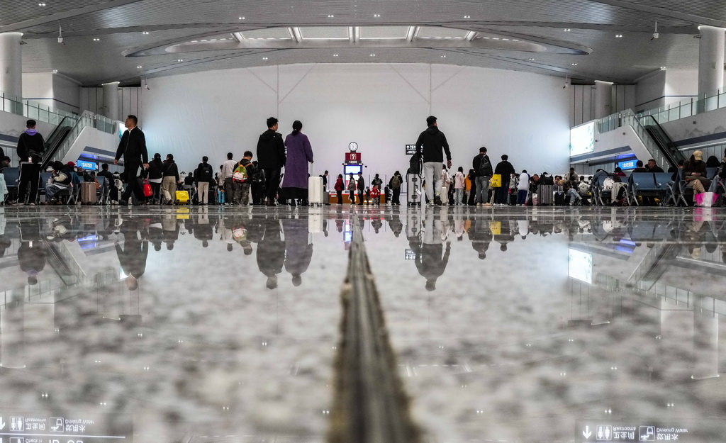 4月1日,旅客在六盘水火车站南站房候车大厅候车。