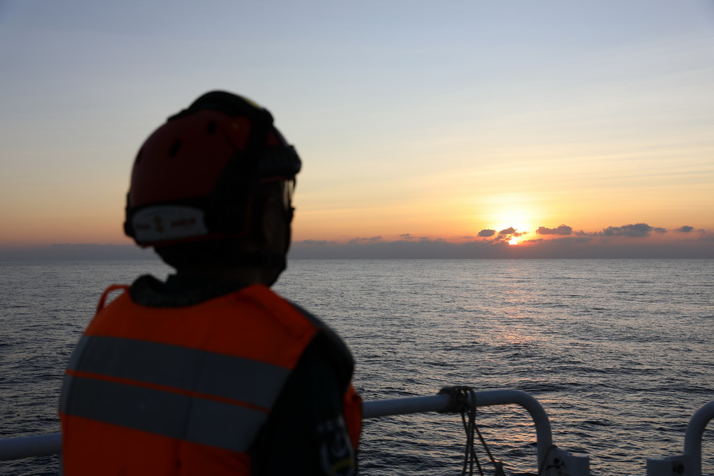 3月1日,中国海警万山舰执法员在甲板上瞭望。