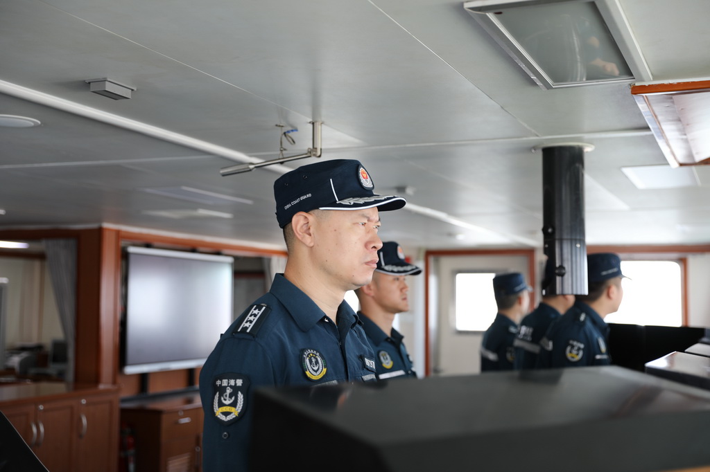3月12日,中国海警万山舰编队执法员在驾驶室值班。