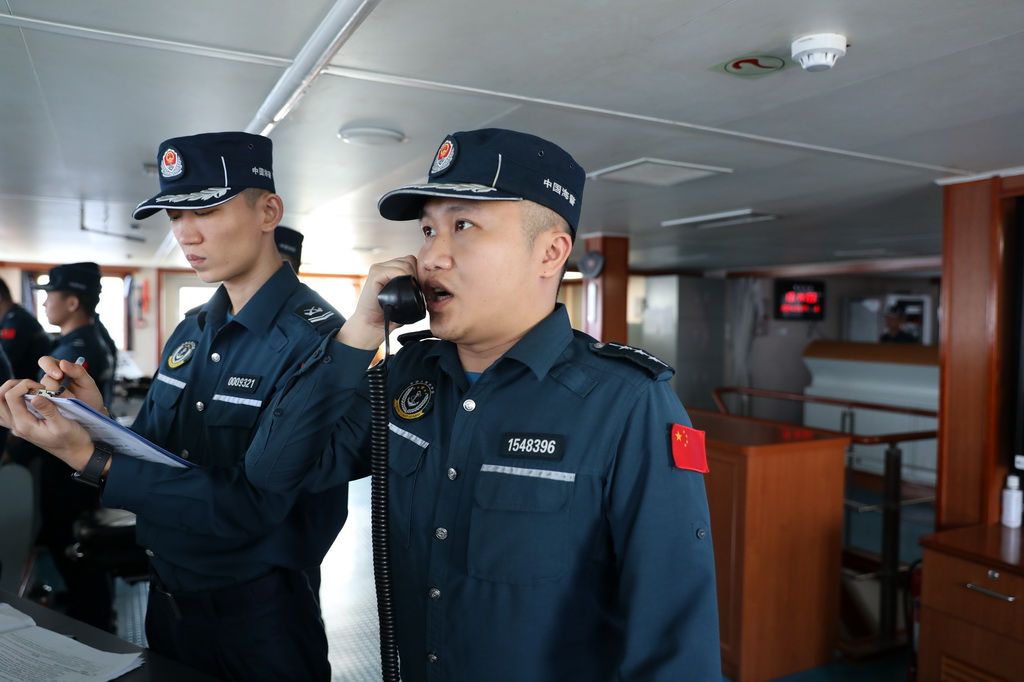 3月7日,中国海警万山舰执法员向蓄意侵闯黄岩岛领海的菲律宾船只喊话。