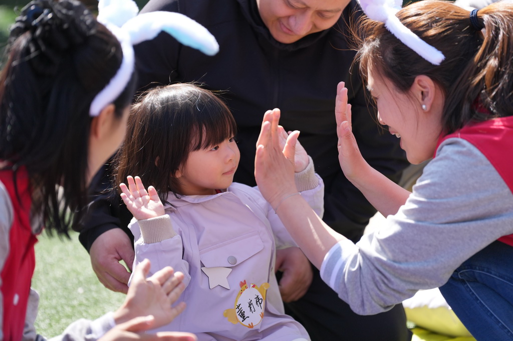 4月1日，在北京市第五幼儿园亲子托育活动现场，家长和孩子在老师引导下做游戏。