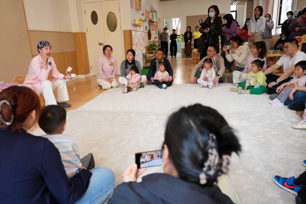 4月1日，在北京市丰台区第五幼儿园，老师教小朋友和家长如何正确刷牙。