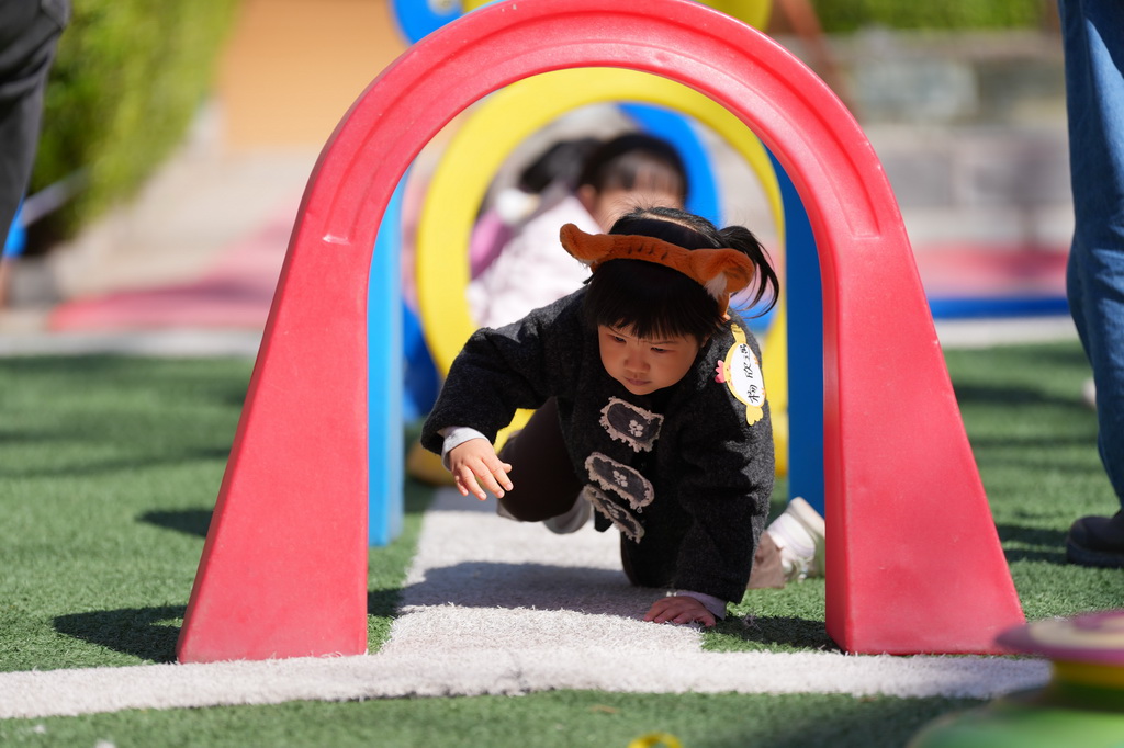 4月1日，在北京市第五幼儿园亲子托育活动现场，小朋友在参加户外活动。