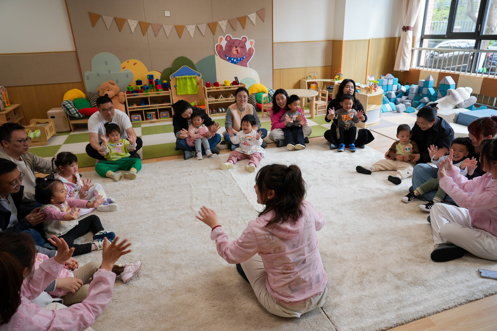 4月1日,在北京市丰台区第五幼儿园,老师带小朋友做游戏。