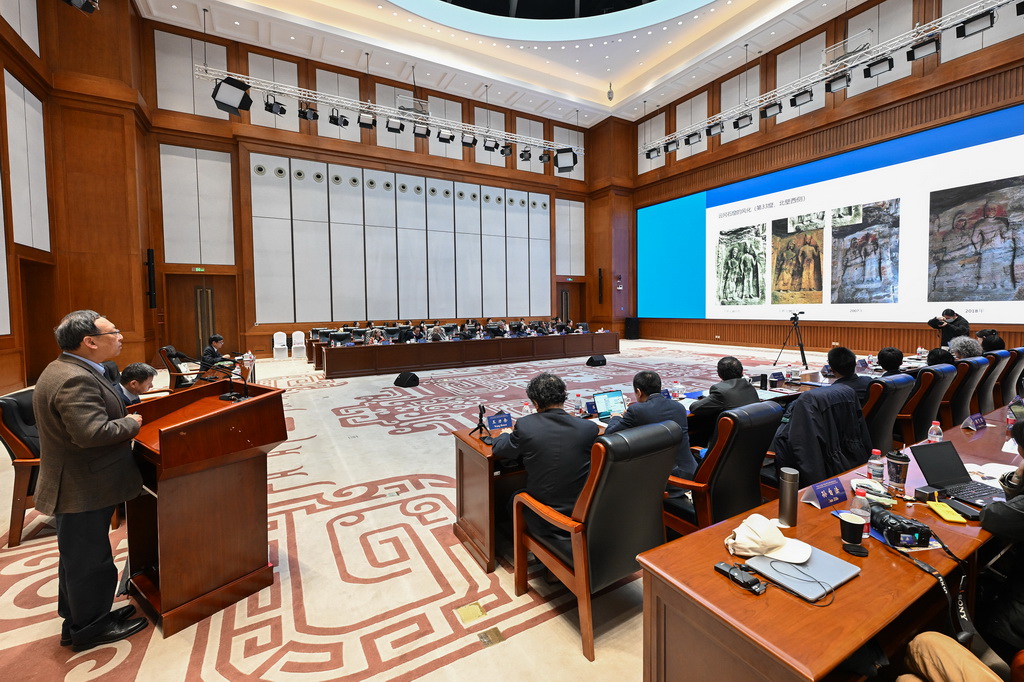 3月30日，与会中方专家（左一）在中意文化遗产保护修复国际圆桌会议上向意方专家介绍中方文化遗产保护修复情况。