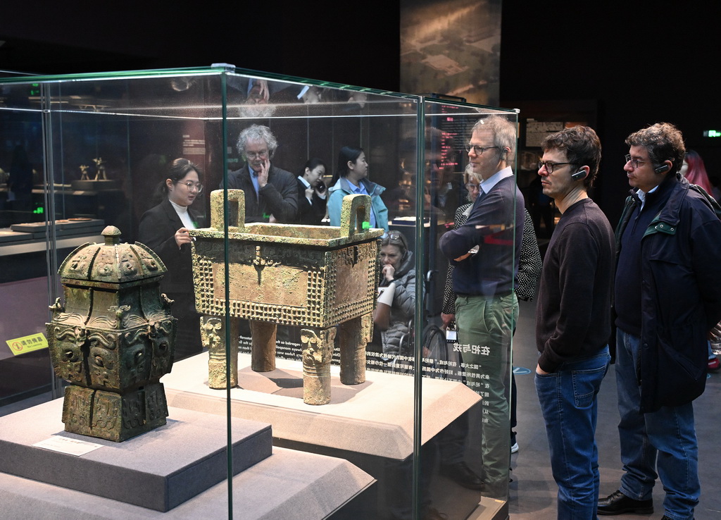 4月2日,参加中意文化遗产保护修复国际圆桌会议的意方专家在位于北京的中国考古博物馆参观馆藏文物。