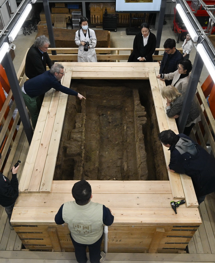 4月2日,参加中意文化遗产保护修复国际圆桌会议的意方专家在中国社会科学院科技考古与文化遗产保护重点实验室参观了解科技考古与文物保护情况。这是专家们在实验室考古方舱内参观科技考古发掘。