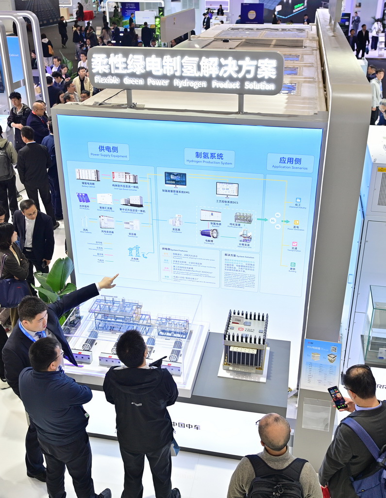 4月2日，参观者在第十四届储能国际峰会暨展览会上了解中国中车的柔性绿电制氢解决方案。
