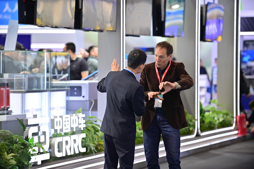 4月2日，参观者（右）在第十四届储能国际峰会暨展览会上了解中国中车的储能产品。