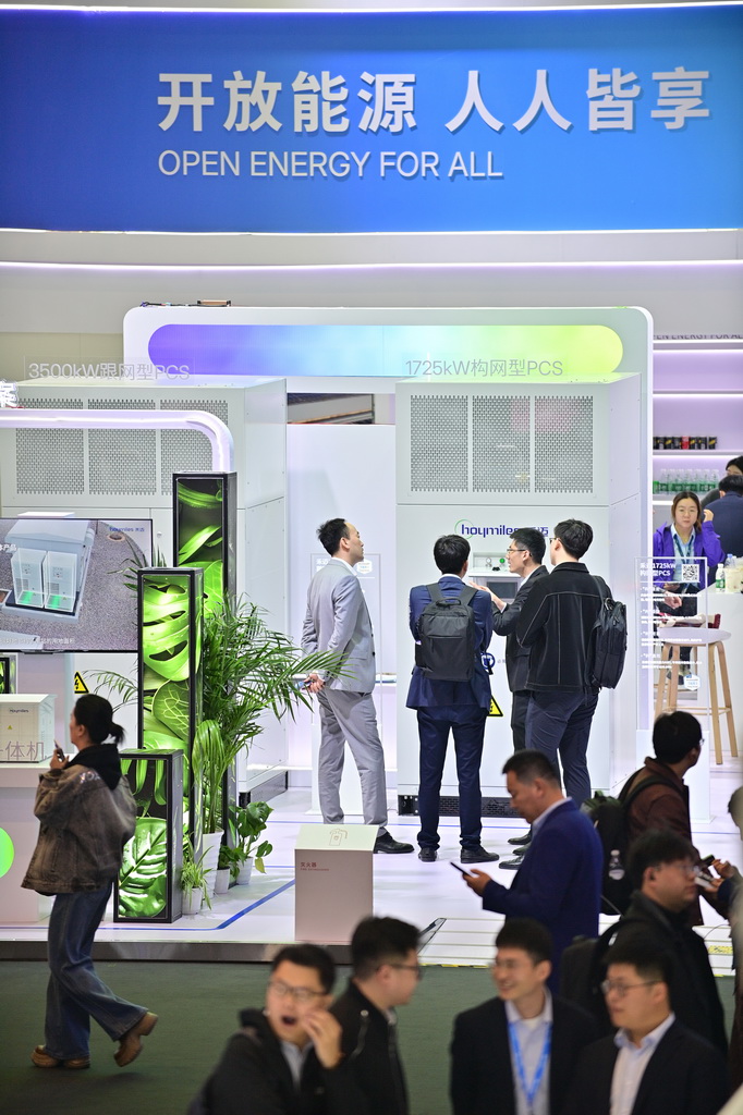 4月2日，人们在第十四届储能国际峰会暨展览会上参观。