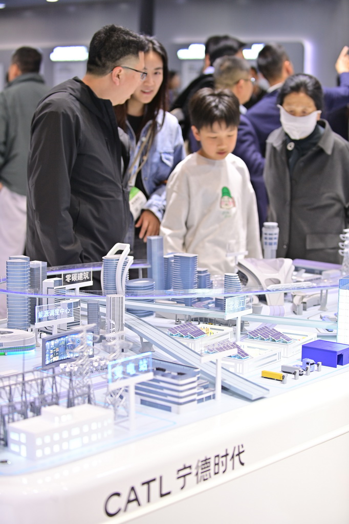 4月2日，观众在第十四届储能国际峰会暨展览会上了解宁德时代的零碳城市全场景解决方案。