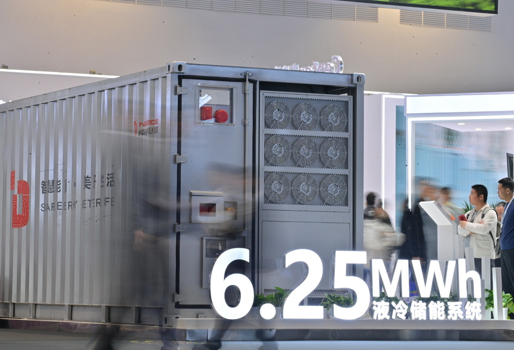 4月2日，参观者在第十四届储能国际峰会暨展览会上了解南都电源的6.25MWh液冷储能系统。