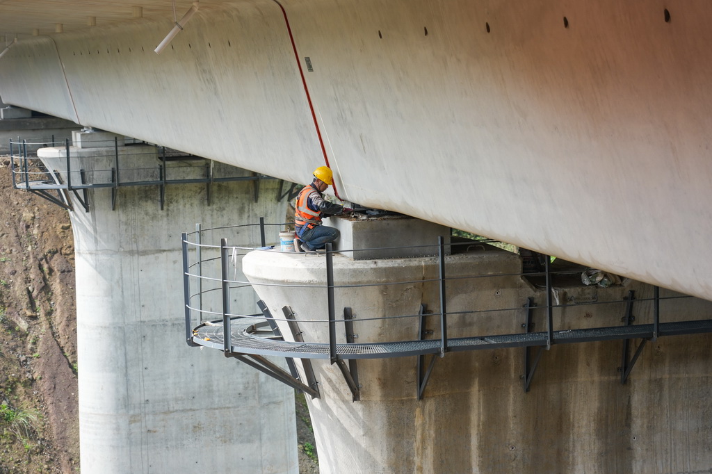 4月3日，建设者在四川省达州市西渝高铁康渝段槽沟中桥架梁施工现场作业。