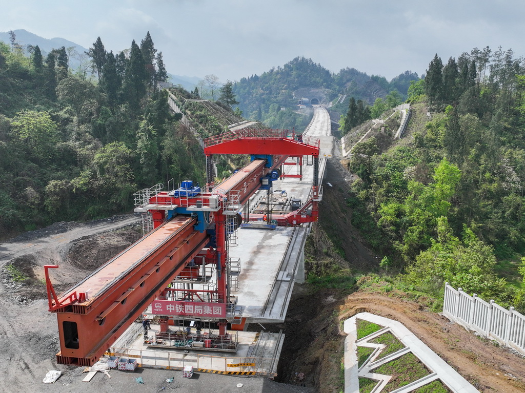 4月3日在四川省达州市拍摄的西渝高铁康渝段槽沟中桥架梁作业现场（无人机照片）。