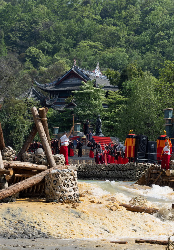 4月3日,在2026都江堰放水大典上,堰工举起利斧砍断杩槎,岷江水奔流而下。