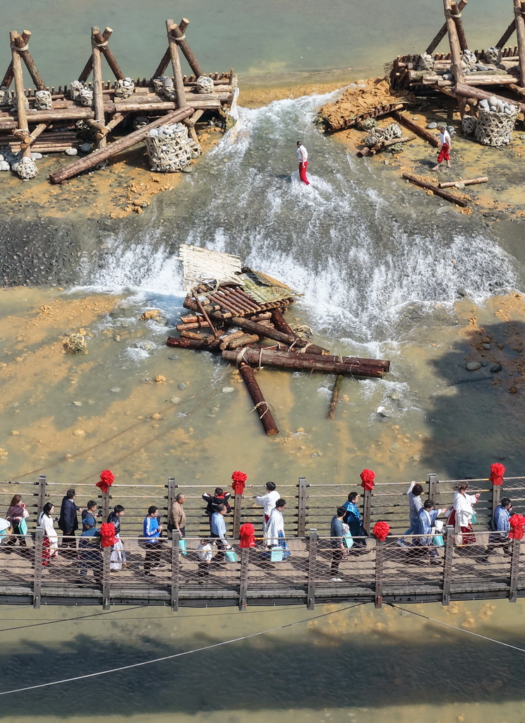 4月3日，在2026都江堰放水大典上，堰工砍断杩槎的绳索后，岷江水奔流而下（无人机照片）。