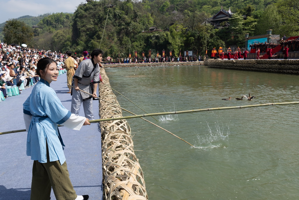 4月3日,在2026都江堰放水大典上,演员们争相打“水头”纳福。
