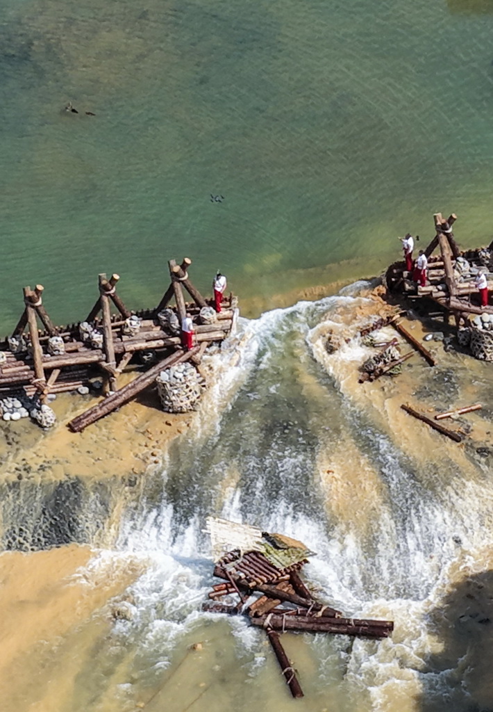 4月3日，在2026都江堰放水大典上，堰工砍断杩槎的绳索后，岷江水奔流而下（无人机照片）。